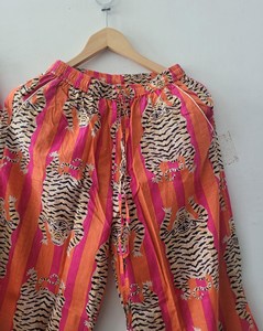 Exquisito Conjunto de Pijama de Algodón Estampado a Mano con Rayas Vibrantes en Naranja y Rosa, Motivos de Tigre, Lujoso, Artesanal, de Secado Rápido para Verano - Product Image 2