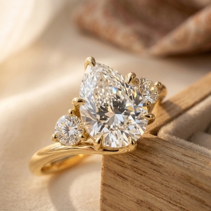 Bague de fiançailles et de mariage asymétrique en or jaune 10 carats avec accent latéral en forme de poire 1 carat, sertie en cluster CVD, courbe élégante et 6 griffes - Product Image 1