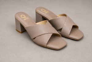 Sandales plates beige à brides croisées et bout carré, mules ouvertes en Raxine, légères, souples et décontractées, pour toutes les saisons, pour femmes - Product Image 2