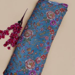 Tissu en crêpe de soie bleu ardoise brodé de fleurs, avec travail de sequins et motif Paisley, pour vêtements féminins modernes, poids moyen, pour mariage/occasion spéciale - Product Image 2