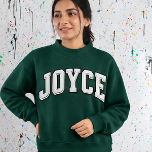 Joyce – Fabricant de vêtements en maille à col montant personnalisés noirs pour femmes, avec lettres grecques, pour universités, collèges, sororités et fraternités – Vêtements personnalisés - Product Image 3