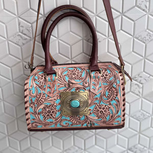 Bolso de Hombro Artesanal de Cuero Tallado a Mano Estilo Bohemio Gitano con Piedras Turquesa, Venta al por Mayor - Product Image 1
