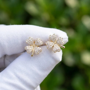Exclusivos Pendientes de Diamantes Naturales de 0.50 CTW con Diseño de Trébol, Amuleto de la Suerte en Oro con Diamantes Pavé y Diseño Floral - Product Image 1