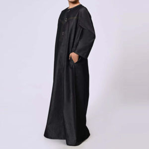 เสื้อคลุมโทบแบบพรีเมียมสำหรับผู้ชาย สไตล์ดูไบ แขนยาว สีดำ เสื้อผ้ามุสลิมแบบดั้งเดิม ทำจากผ้าโพลีเอสเตอร์ - Product Image 3