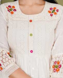 Kurti moderne en coton tissé blanc 100 % pour femme, style mini, col halter, broderie florale, manches trois-quarts, col rond, coupe classique - Product Image 5