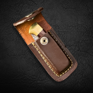 Cuchillo plegable de acero de Damasco para camping, hoja con patrón de Damasco y diseño retorcido, empuñadura de hueso teñido con refuerzo de latón y tapa, funda de cuero. - Product Image 6