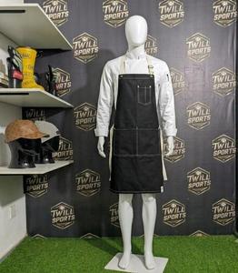Delantal de lona negro con costuras blancas y bolsillos para uso en restaurantes y bares, diseño unisex - Product Image 3