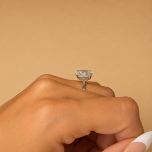 Anillo de Compromiso con Diamante Solitario Ovalado de 4 Quilates Cultivado en Laboratorio, Oro Blanco de 14k, Certificado IGI, Color E, Claridad VVS2, Lujoso para Boda - Product Image 6