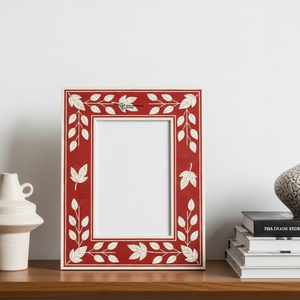 Cadre photo décoratif artisanal en os incrusté de motifs floraux rouges - Product Image 1
