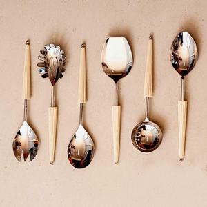 Ensemble de service à salade de cuillères en argent de haute qualité avec poignée en céramique blanche cuillère à fente ensemble de cuillère de service à salade polie en argent - Product Image 1