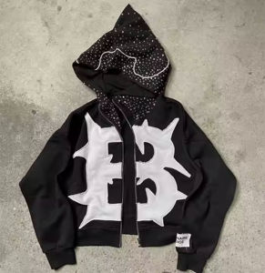 Sudadera con capucha negra oversize para hombre con letras de diamantes de imitación en la espalda y mangas con efecto llama, estilo streetwear. - Product Image 3
