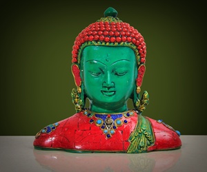 Busto de Buda de Resina Hecho a Mano con Acabado en Piedra, Escultura Decorativa Colorida para Meditación y Decoración del Hogar - Product Image 3