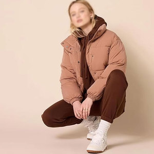 Service OEM en gros, vestes matelassées pour femmes sur mesure avec garnissage en peau de mouton et coton, design réversible et coupe-vent - Product Image 2