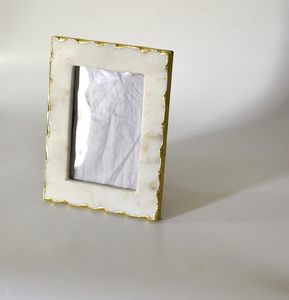 Cadre photo en marbre blanc de qualité supérieure Stone Era, bordure dorée appliquée à la main, léger, fait main, pour montage mural, pour la maison ou le bureau - Product Image 1