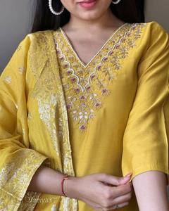 Conjunto Premium para Mujer de Kurti Recto Color Mostaza en Viscosa Chanderi con Pantalón de Viscosa y Dupatta Jacquard a Bajo Precio - Product Image 1