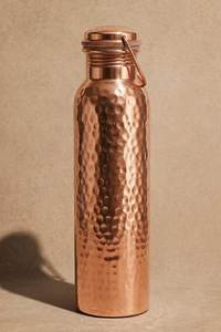 Bouteille d'eau en cuivre avec couvercle, finition martelée, design minimaliste portable, style américain, pour les voyages, provenant de l'Uttar Pradesh - Product Image 1