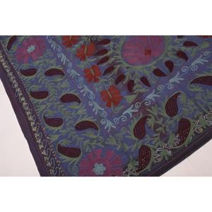 ผ้าห่มปูเตียงลายดอกไม้สไตล์โบฮีเมียน ลาวินาส คันธา ซูซานี ปักลายด้วยมือ ทำจากผ้าฝ้ายวินเทจ เป็นมิตรกับสิ่งแวดล้อม ซักได้ ผลิตในอินเดีย - Product Image 4