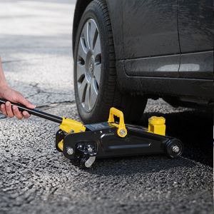 Martinetto idraulico da officina a profilo ribassato da 1,5 tonnellate (3300 libbre) con pompa a sollevamento rapido e pistone singolo per auto e veicoli - Product Image 2