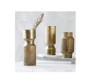 Jarrón de flores de metal bronce antiguo, perfecto para interiores de restaurantes con temática otoñal, con decoración floral en tonos cálidos para los clientes. - Product Image 1