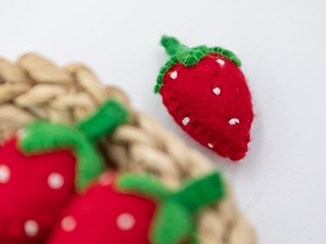 Juguete Educativo de Fresa de Fieltro de Lana Hecho a Mano de 4 cm, Fruta de Fieltro, Comercio Justo, Suministro Artesanal Ético, Venta al por Mayor a Granel - Product Image 4