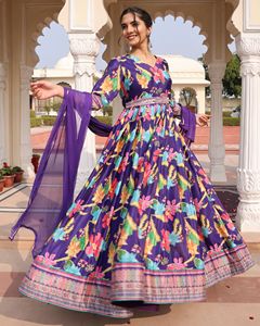 Mode tendance pour femmes : robe Anarkali violette pour mariages et soirées, manches 3/4, en crêpe de soie Chinon, semi-couturée - Product Image 5