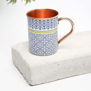 Mug en métal vintage à motif palais avec illustrations de grue tropicale, panneaux en terre cuite, bordures dorées et intérieur couleur cuivre - Product Image 4