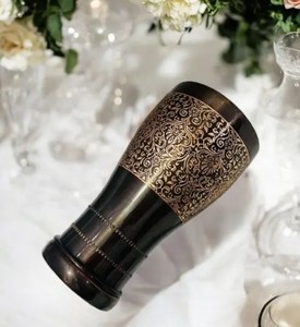 Bouteille d'eau en cuivre écologique axée sur la santé pour la maison, au design classique et texture rayée mate - Product Image 2