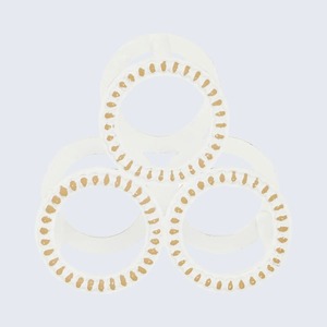 Soporte decorativo para 3 botellas de vino con acabado blanco envejecido y recortes circulares, expositor de vino redondo de madera estilo shabby chic. - Product Image 2