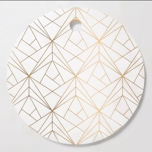 Planche à découper ronde minimaliste blanche imprimée avec motif géométrique doré et poignée avec trou de suspension - Product Image 1