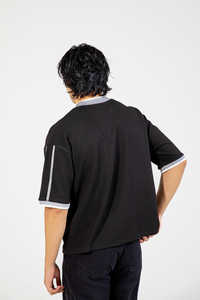 เสื้อยืดสีดำเรียบง่าย พิมพ์ลายปักโลโก้ OEM ตามสั่ง เนื้อผ้ามีเท็กซ์เจอร์ ระบายอากาศได้ดี เสื้อยืดกีฬาสีดำ สไตล์โมเดิร์น - Product Image 2