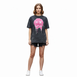 เสื้อยืดคอกลมแขนสั้นสีเทาเข้มสำหรับผู้ชาย พิมพ์ลายการ์ตูนสีชมพูด้านหน้า สไตล์สตรีท ทรงปกติ - Product Image 4