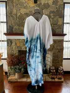 Robe caftan en rayonne turquoise tie-dye à col en V, art portatif, taille unique, style bohème - Product Image 6