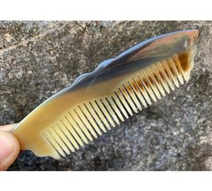 Peine de cuerno natural estilo marroquí con dientes largos, peine para el cuidado del cabello y peinado elegante, ideal para regalo de cumpleaños, decoración del hogar, al mejor precio. - Product Image 1