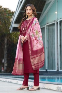 Conjunto de Kurta de Viscosa y Seda para Mujer con Bordado a Mano y Dupatta de Seda Muselina con Estampado Digital, Ropa al por Mayor - Product Image 4