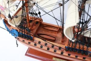 Modèle de bateau à voile russe en bois artisanal ST. PAVEL - Peint à la main, forme personnalisée, objet de collection, décoration d'intérieur - Product Image 5