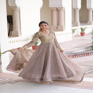 Vestido de Diseñador VASTRA COTTAGE con Lentejuelas y Bordado Zari, con Dupatta de Trabajo de Calico, Vestido Festivo - Product Image 6