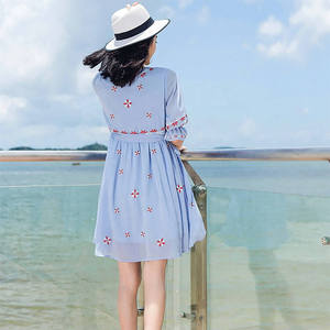 Vestido ajustado romántico de spandex con cuello alto, sin mangas, por encima de la rodilla, para verano, de alta elasticidad y con aberturas. - Product Image 6