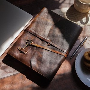 Cuaderno de Cuero 100% Genuino con Cierre de Llave, Correa Envolvente y Tapa con Solapa, Páginas Blancas sin Líneas de Algodón, Diario Personal - Product Image 4