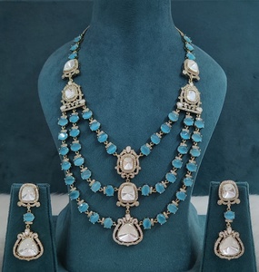 Collier de mariée de qualité supérieure à trois rangs avec de magnifiques boucles d'oreilles, léger et confortable, parfait pour les occasions festives - Product Image 6
