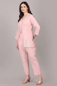 Colección de Ropa de Diseño Moderno, Conjunto de 2 Piezas en Color Rosa Claro con Cuentas de Hilo y Trabajo de Corte Dana, Prenda Elegante - Product Image 5