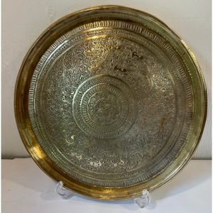 Plateau de service en laiton artisanal, fabriqué par des artisans qualifiés pour des traditions culinaires indiennes authentiques et des réceptions élégantes. - Product Image 6