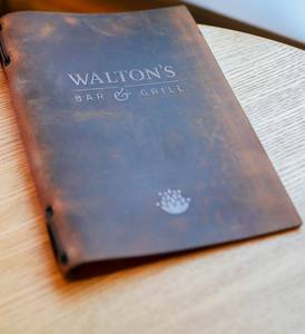 Porta Menús Plegable de Cuero Genuino de Lujo, Resistente y con Protección, para Uso en Mesas de Restaurantes, Hoteles y Cafés, LMC-0158 - Product Image 1