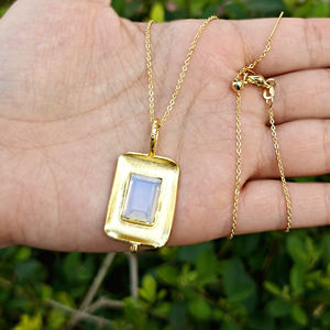 Collier tendance de luxe avec pendentif en opalite rectangulaire, chaîne en or plaqué 18 carats, collier statement. - Product Image 3