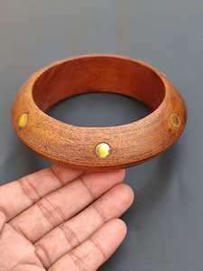 Joyería de Madera Artificial Hecha a Mano con Diseño Inspirado en Sangría, Set de 3 Brazaletes de Madera Gruesos con Decoración de Latón Acabado a Mano, Elegante - Product Image 2