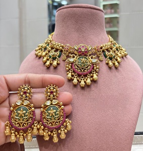 Conjunto de collar choker de diseño con acabado dorado de alta calidad y aretes para bodas, colección para mujeres y niñas. - Product Image 2