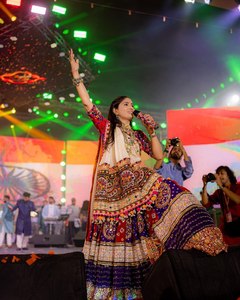 Lehenga Choli de créateur pour femmes avec dupatta imprimé pour Navratri |   Robe traditionnelle gujaratienne multicolore pour la fête de Garba - Product Image 2