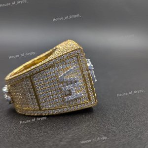 Anillo de Número Personalizado con Incrustaciones de Diamantes VVS Moissanite, Anillo de Moda Hip Hop Chapado en Rodio - Product Image 3
