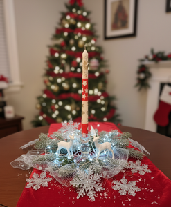 Bougie conique en cire de soja peinte à la main avec des bandes festives de couleur cramoisie, des accents en feuille d'or, sans fumée, parfum floral, pour la décoration de la maison à Noël - Product Image 3