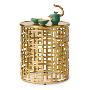 Mesa auxiliar metálica única con un diseño llamativo y una altura práctica, adecuada para uso multipropósito. - Product Image 4