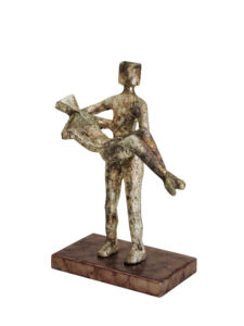 Sculpture abstraite artisanale en aluminium - Figurine d'homme portant une femme blessée - Statue décorative moderne en métal symbolique - Product Image 5